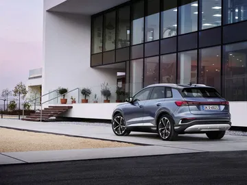 Vista trasera lateral del Audi Q4 e-tron perfilando su diseño moderno y aerodinámico.