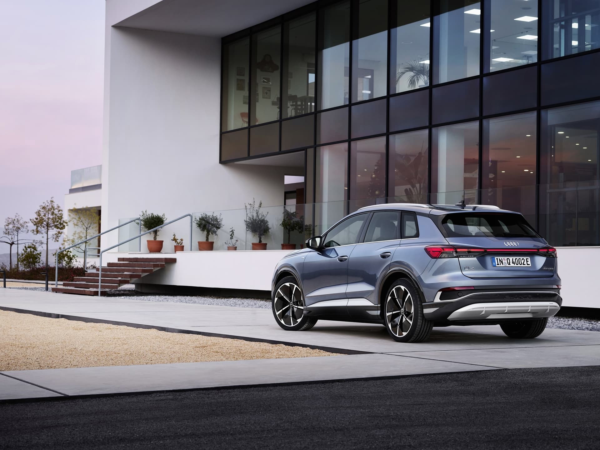 Vista trasera lateral del Audi Q4 e-tron perfilando su diseño moderno y aerodinámico.