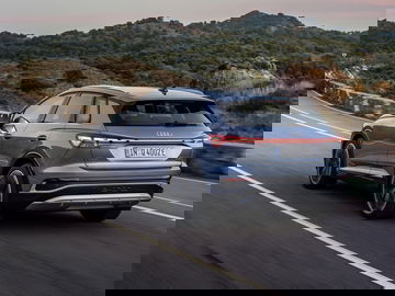 Vista dinámica de la trasera y lateral del Audi Q4 e-tron en carretera.