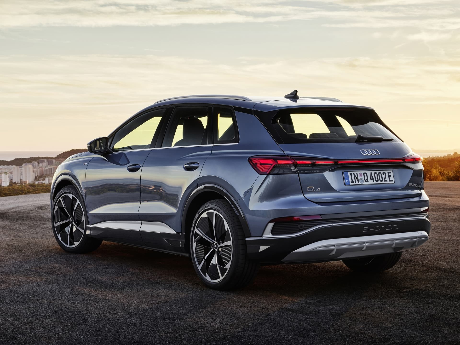 Vista trasera y lateral del Audi Q4 e-tron destacando su elegante diseño.