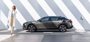 Elegante perfil del Citroën C5 X con línea de techo tipo fastback.