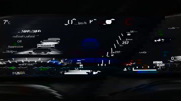 Vista del cuadro de instrumentos digital del Jeep Compass, con indicadores claros y modernos.