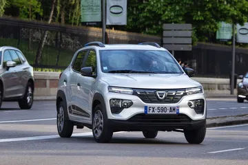 Dacia Spring 2021 0421 Blanco Frontal Movimiento 004