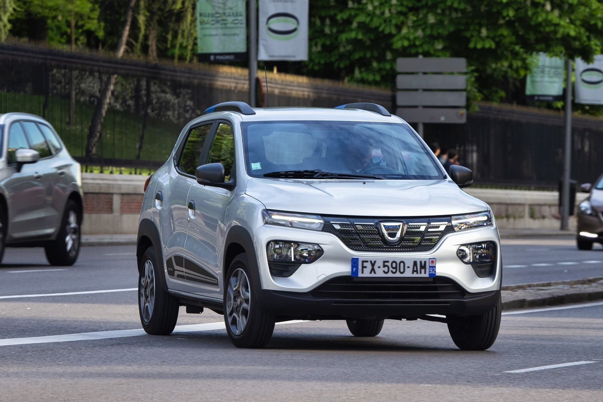 Dacia Spring 2021 0421 Blanco Frontal Movimiento 004