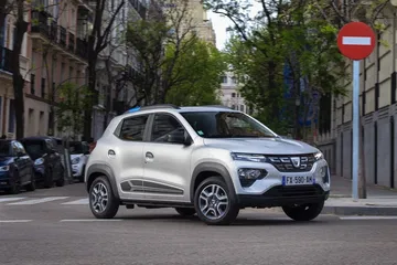 Dacia Spring 2021 0421 Gris Frontal Movimiento 009