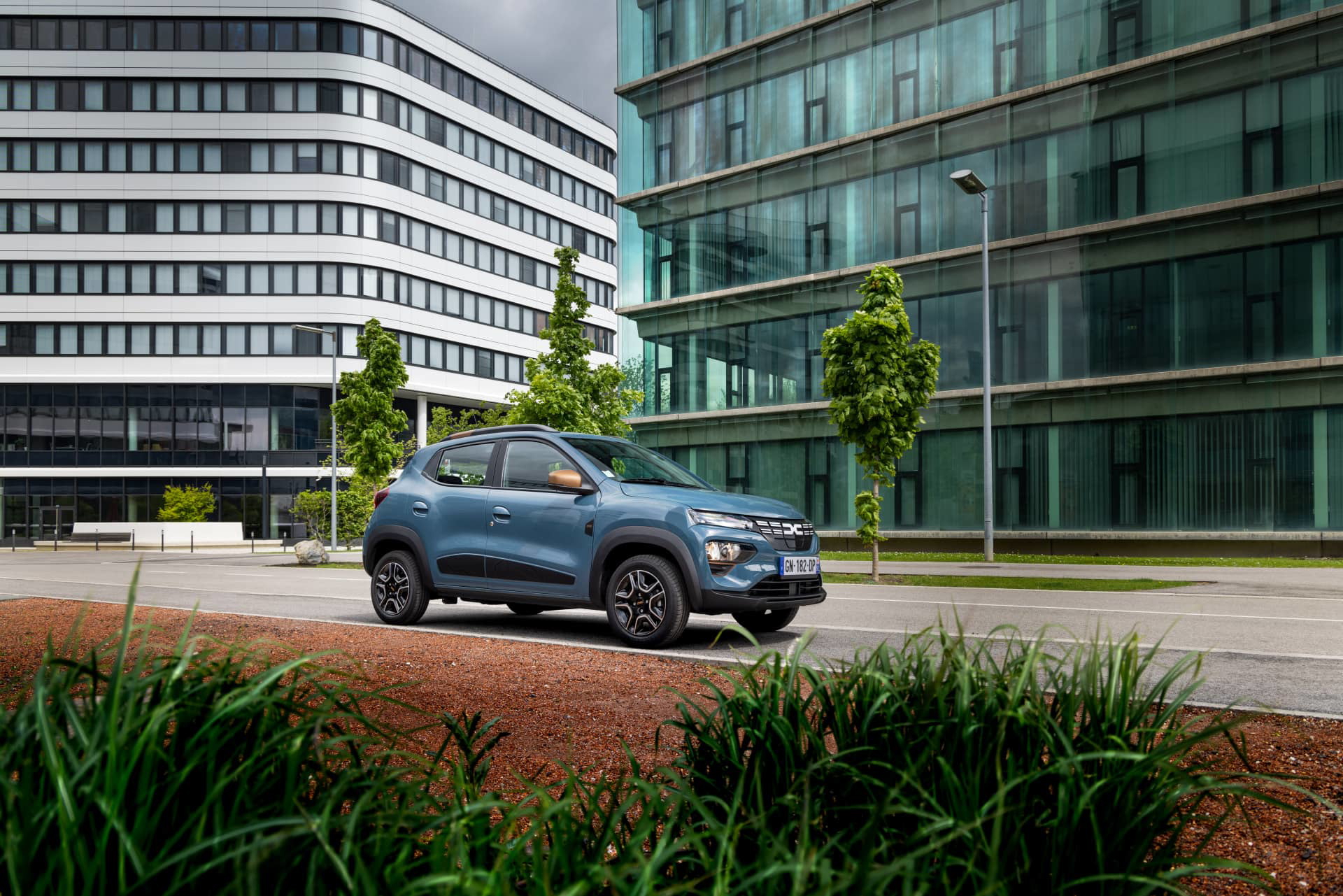 Vista lateral del Dacia Spring mostrando su perfil urbano.
