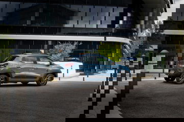 Vista lateral Dacia Spring en entorno urbano, destacando su diseño compacto