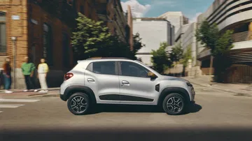 Vista lateral del Dacia Spring resaltando su diseño compacto y moderno.