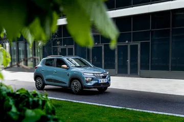 Vista dinámica del Dacia Spring enfatizando su diseño urbano.