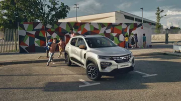 Vista angular delantera del Dacia Spring, mostrando su diseño compacto.