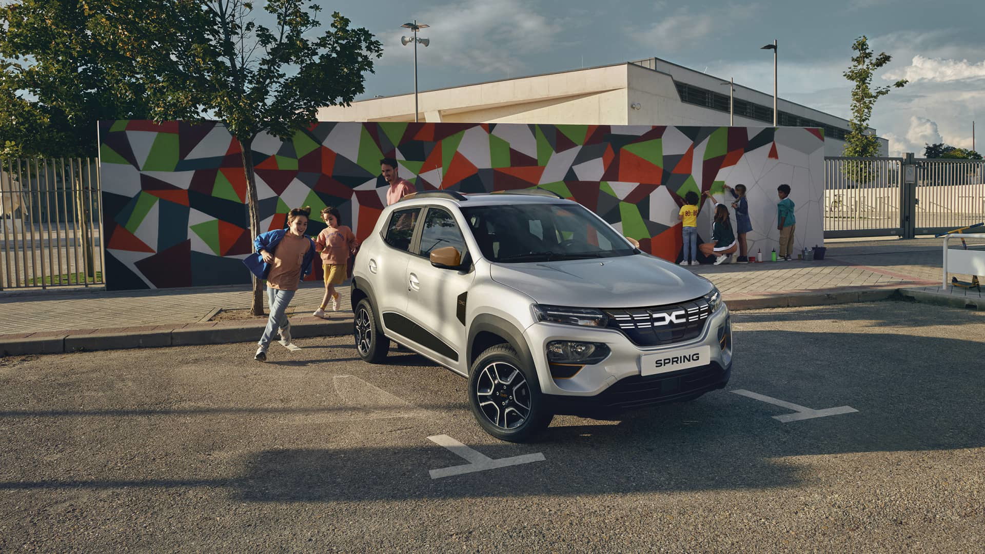 Vista angular delantera del Dacia Spring, mostrando su diseño compacto.