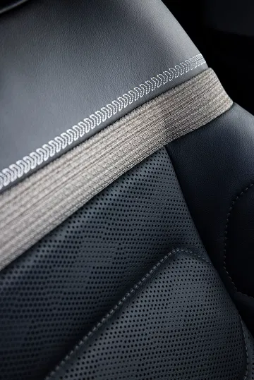 Vista de cerca de la textura y materiales del asiento del Citroën C5 X.
