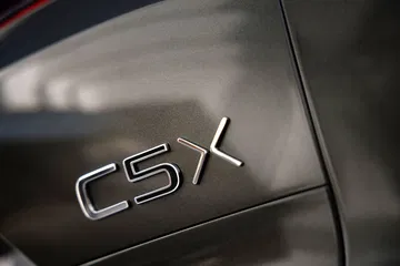 Vista cercana del emblema 'C5 X' en carrocería.