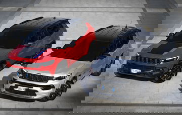 Vista aérea de dos Jeep Compass, uno rojo y otro gris, destacando su diseño frontal
