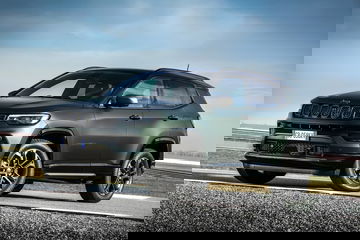 Vista angular de un Jeep Compass mostrando su robusto diseño frontal y lateral.