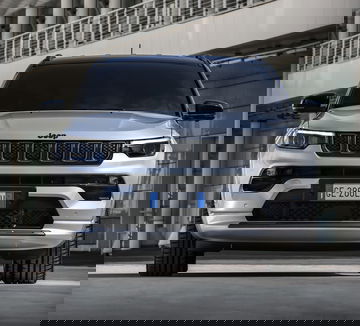 Vista frontal del Jeep Compass mostrando su diseño robusto y moderno