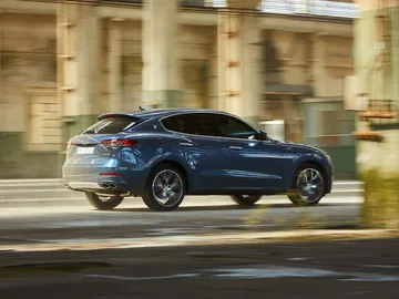 Maserati Levante Hybrid 2021 0421 Trasera Movimiento 024