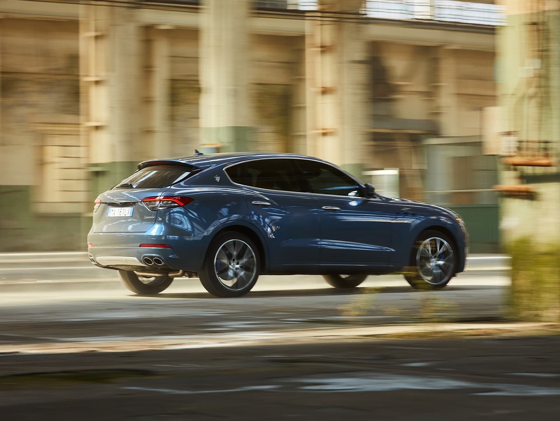 Maserati Levante Hybrid 2021 0421 Trasera Movimiento 024
