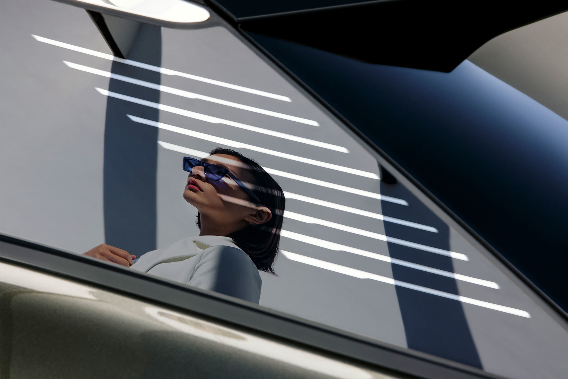 Vista del techo panorámico del Citroën C5 X, iluminando el habitáculo.