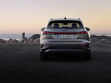 Vista posterior del Audi Q4 e-tron destacando su diseño moderno y luces LED