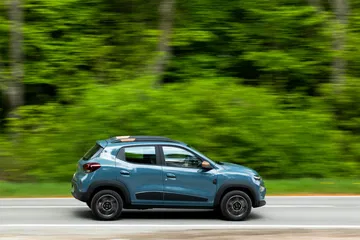 Vista completa del Dacia Spring mostrando su perfil lateral.