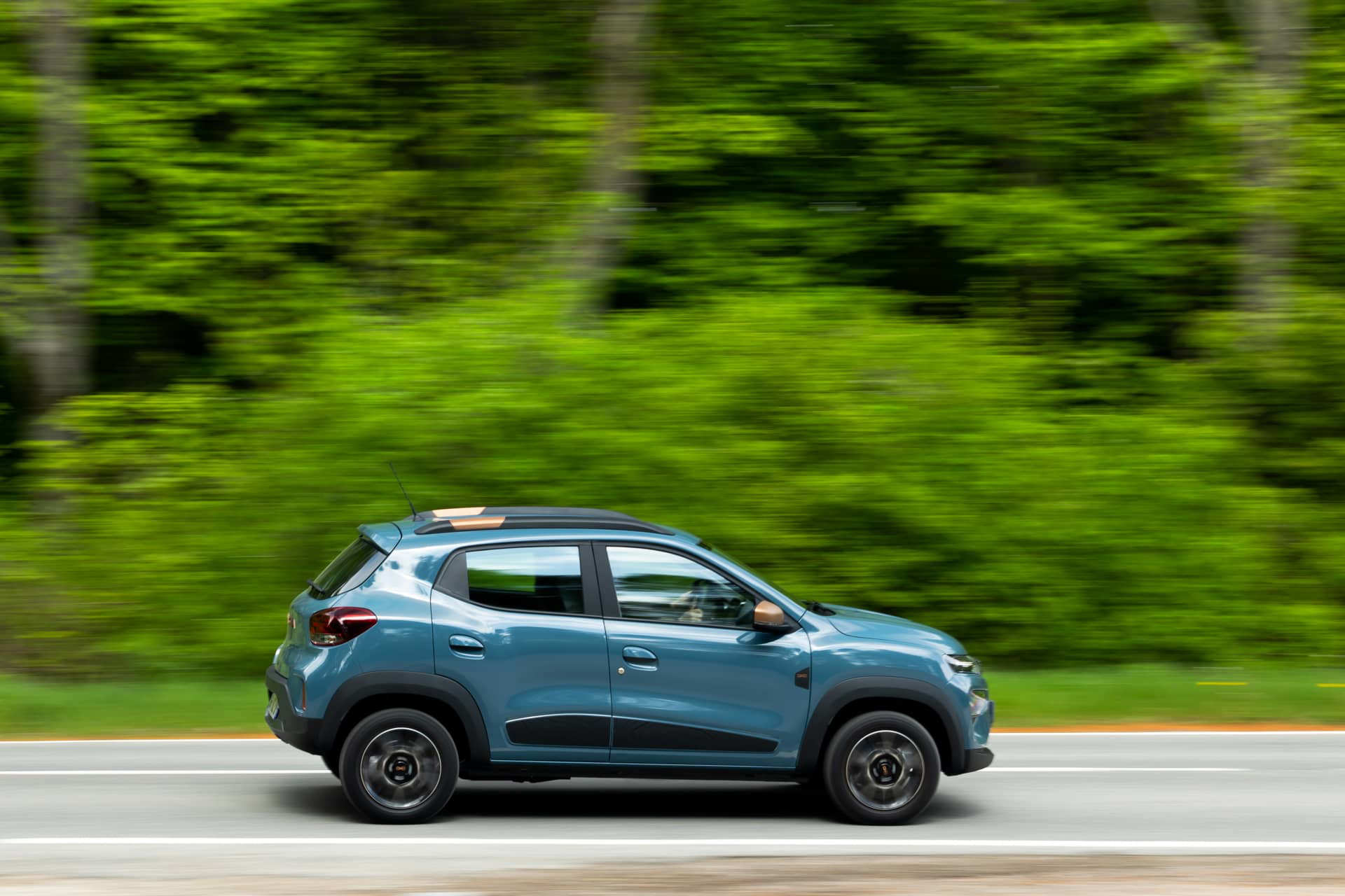 Vista completa del Dacia Spring mostrando su perfil lateral.