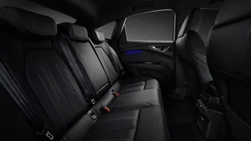 Vista de los asientos traseros del Audi Q4 e-tron, destacando su diseño y espacio.