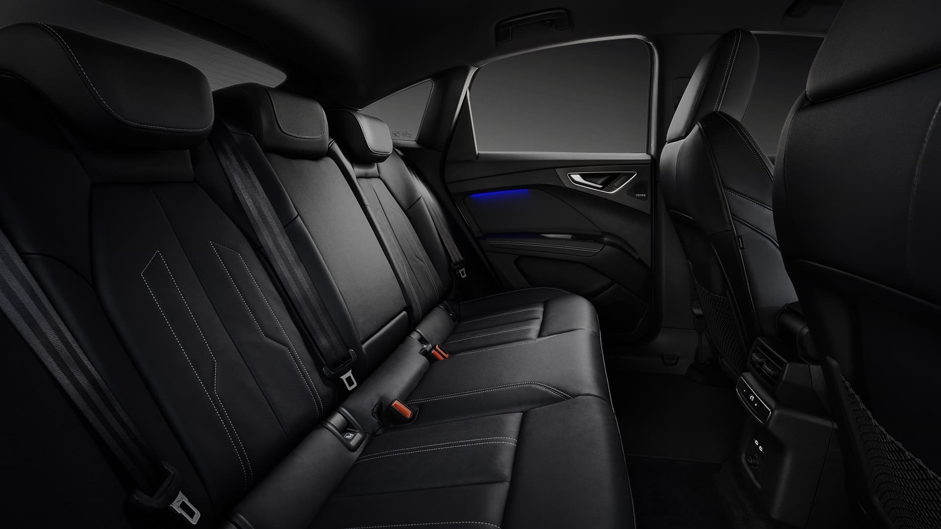 Vista de los asientos traseros del Audi Q4 e-tron, destacando su diseño y espacio.