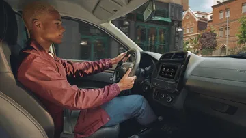 Vista del conductor al volante del Dacia Spring, destacando ergonomía.
