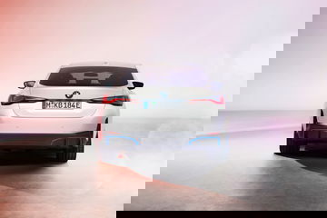 Vista trasera del BMW i4 destacando su diseño y aerodinámica.