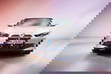 Vista frontal del BMW i4 destacando su parrilla y faros característicos.