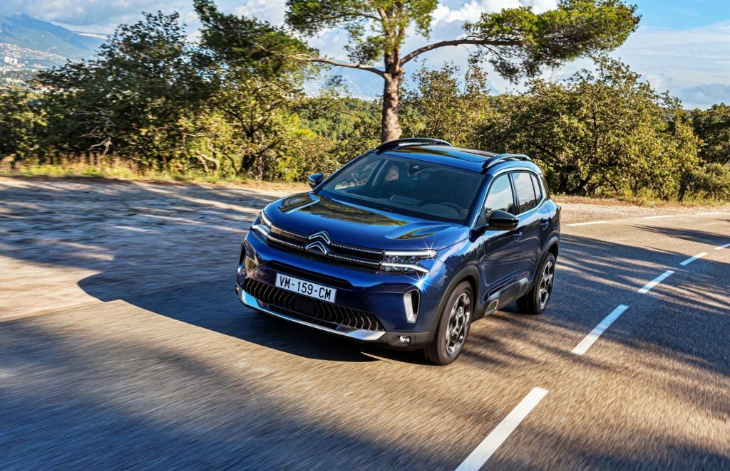 Vista angular delantera del Citroën C5 Aircross, destacando el diseño audaz.