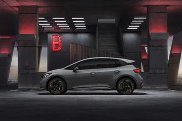 Vista lateral del CUPRA Born destacando su silueta deportiva