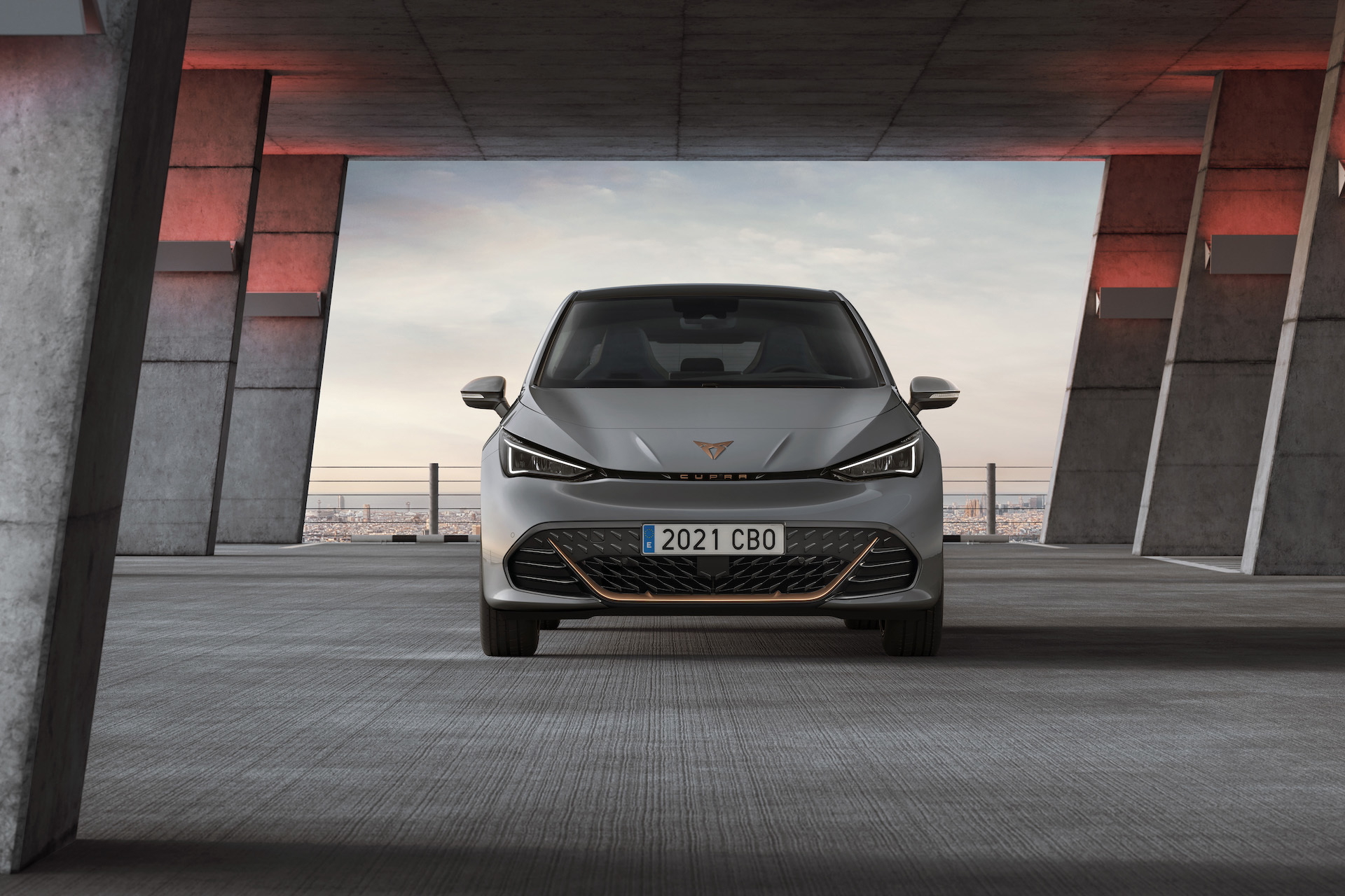 Vista frontal del CUPRA Born destacando su diseño audaz y deportivo