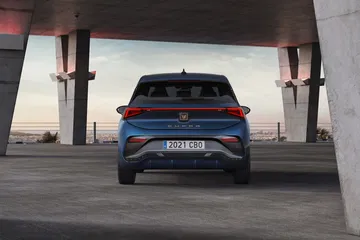 Vista trasera del CUPRA Born destacando su diseño deportivo y luces LED.