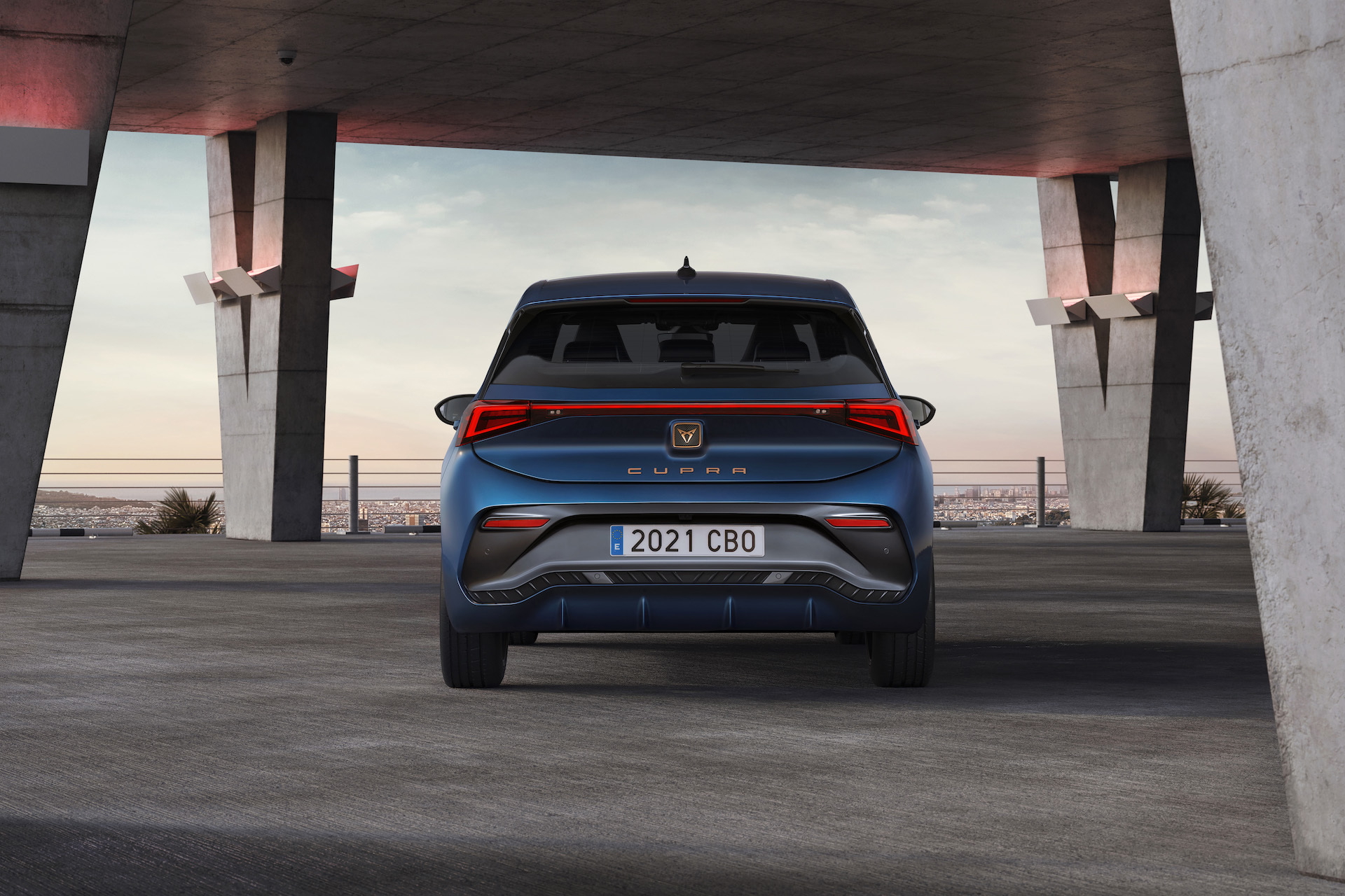 Vista trasera del CUPRA Born destacando su diseño deportivo y luces LED.
