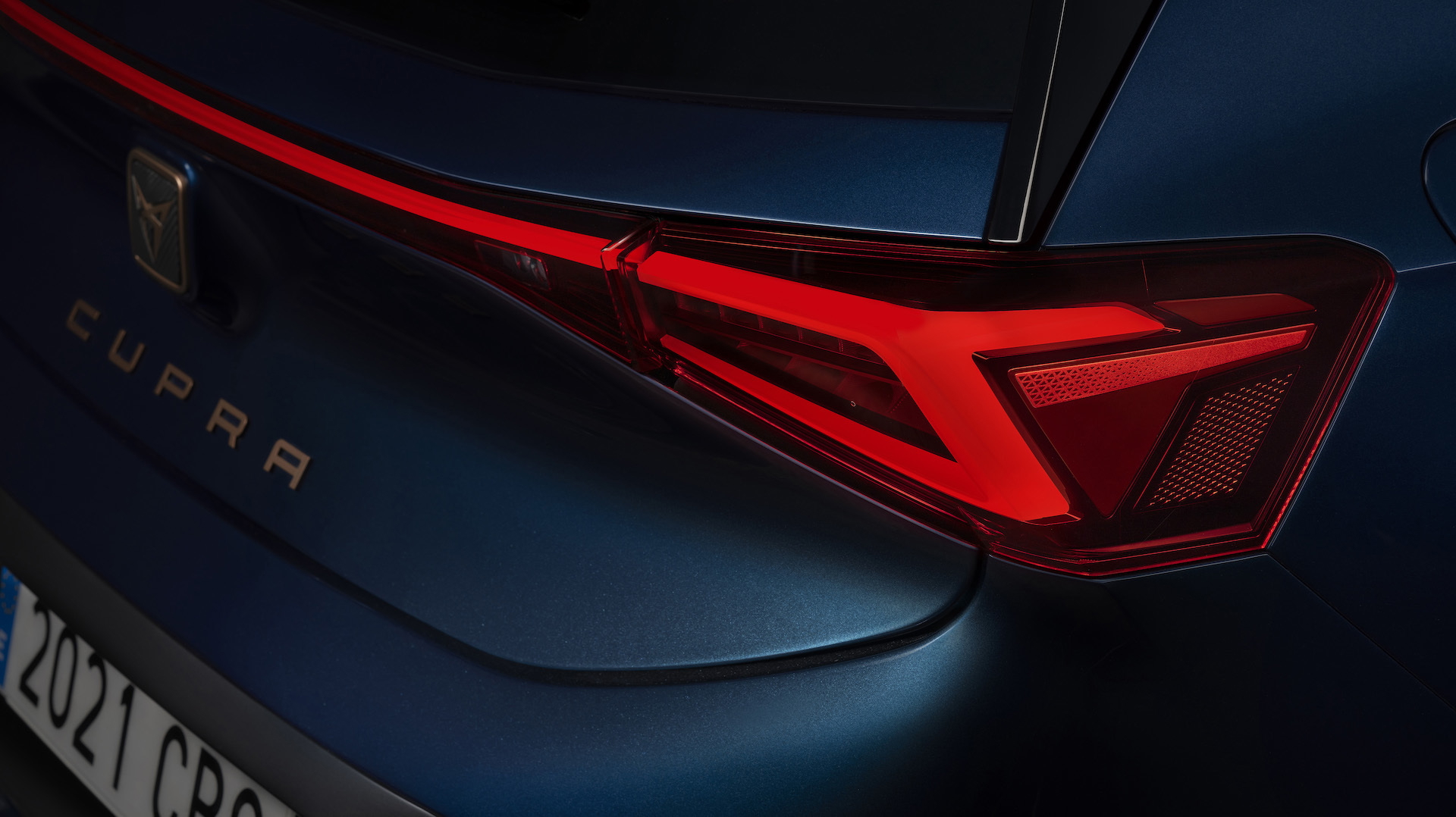 Vista en detalle de las luces traseras con diseño exclusivo del CUPRA Born.