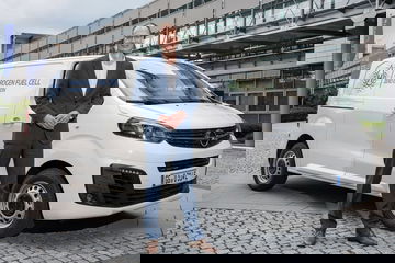 Michael Lohscheller Mit Dem Opel Vivaro Mit Wasserstoffantrieb