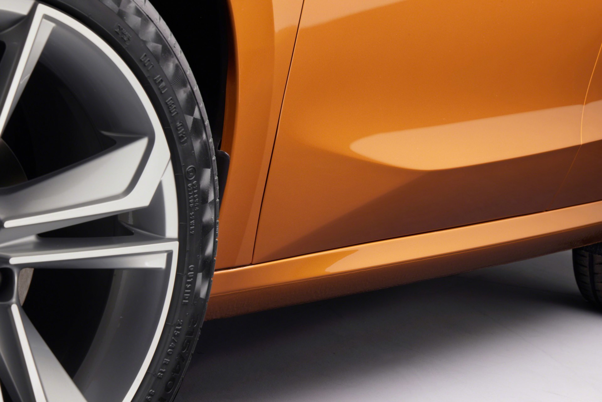 Skoda Fabia 2021 Naranja Llanta 1