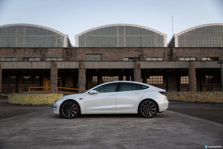 Tesla Model 3 Oferta Abril 2021 Exterior 02 Lateral