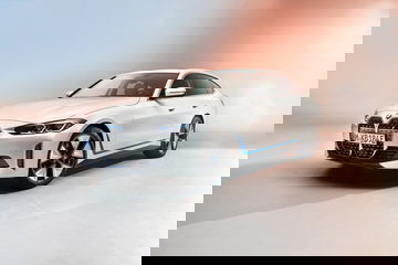 El BMW i4 muestra su perfil elegante y dinámico, destacando su diseño frontal.