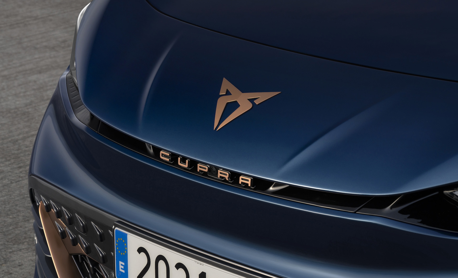 Vista detallada de la sección frontal del CUPRA Born, destacando su diseño único.