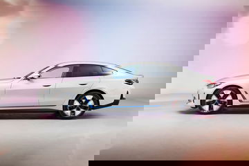 Vista lateral que muestra el diseño aerodinámico del BMW i4.