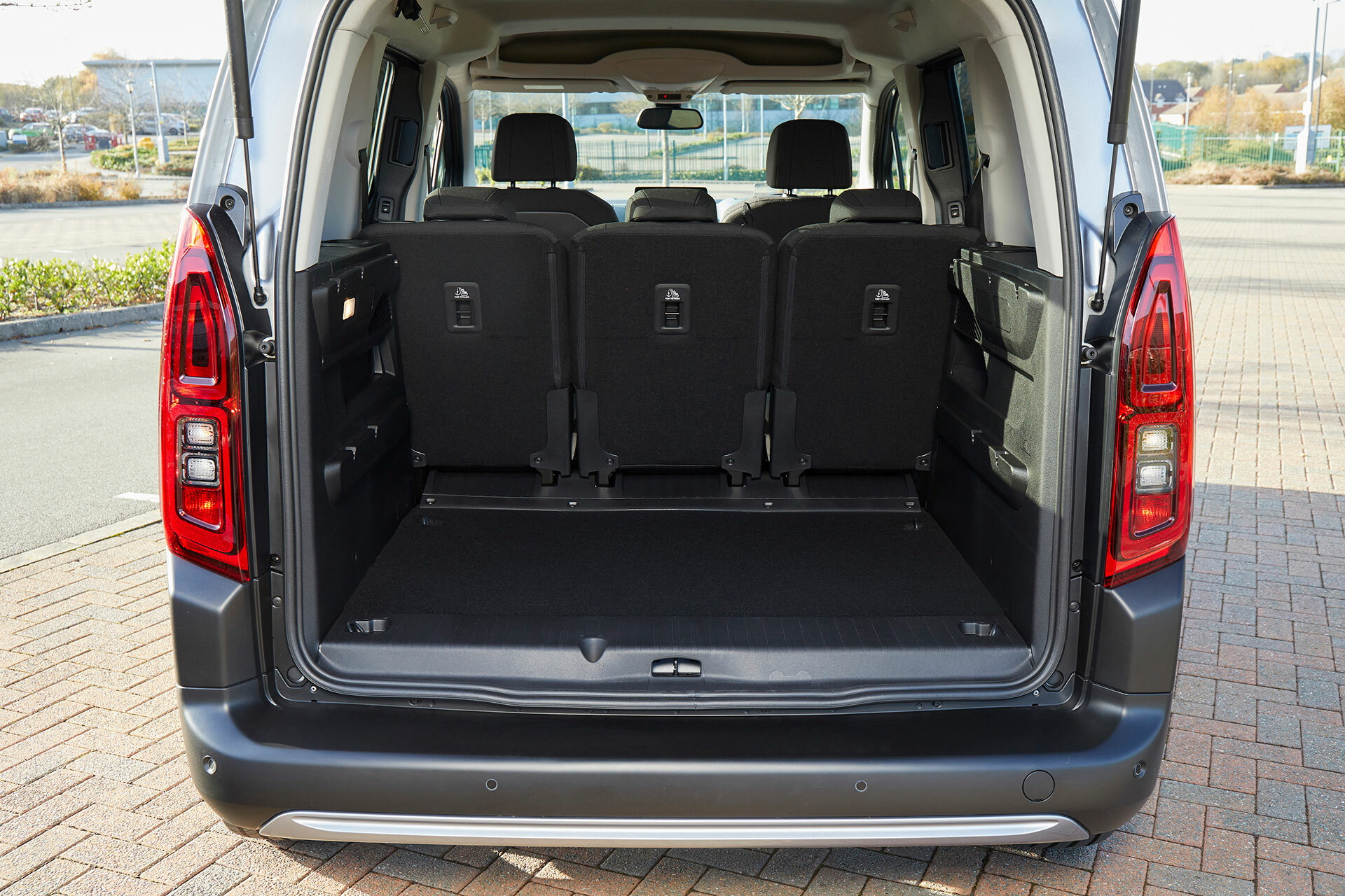 Vista trasera del Citroën Berlingo evidenciando su amplio maletero.