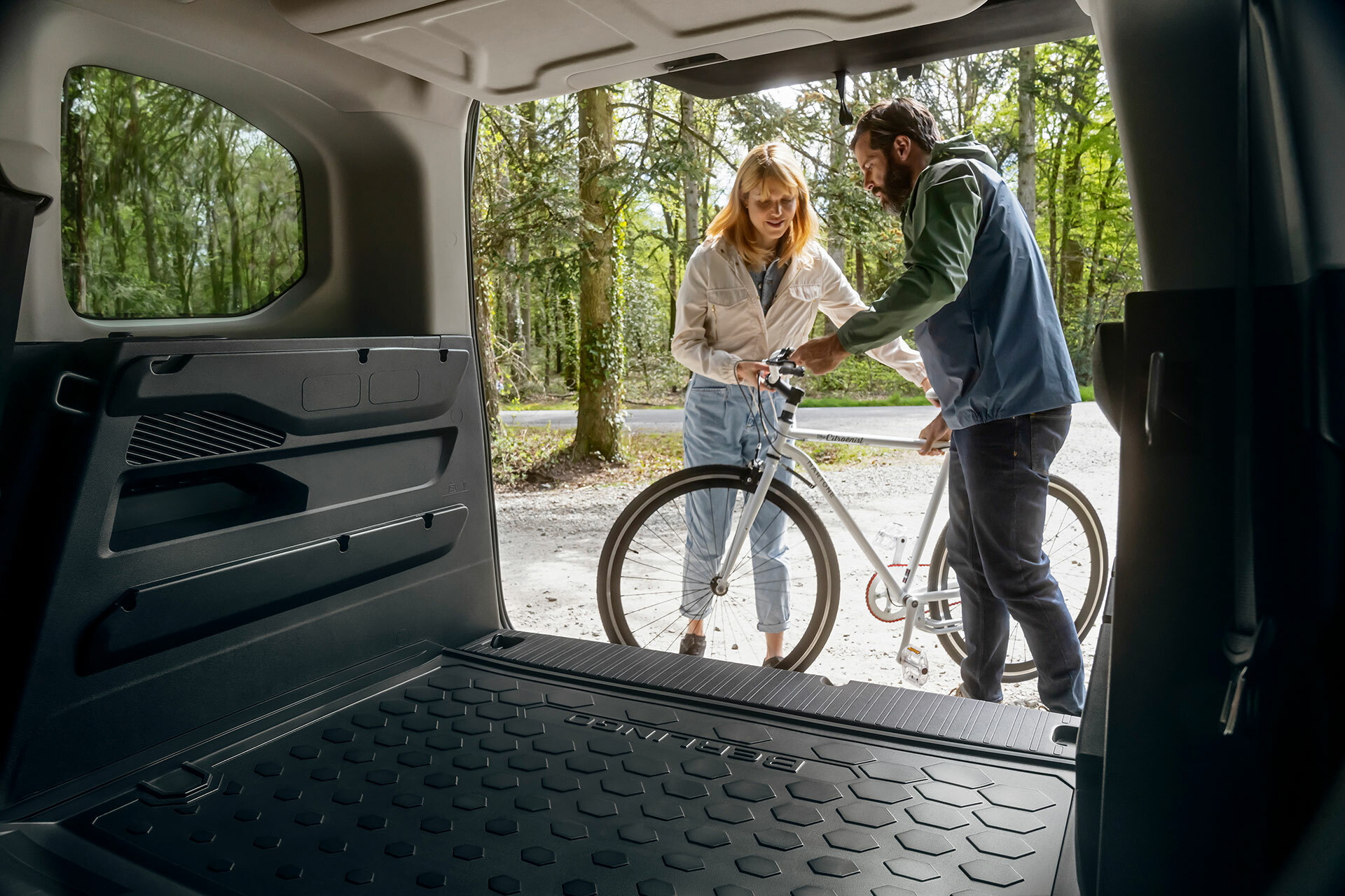 Vista del maletero del Citroën Berlingo mostrando su amplio espacio para carga.