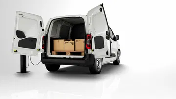 Vista trasera del Citroën Berlingo con el maletero abierto y cargado de paquetes.