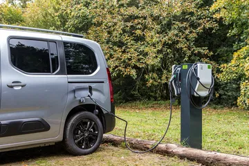 Citroën ë-Berlingo durante el proceso de carga eléctrica.