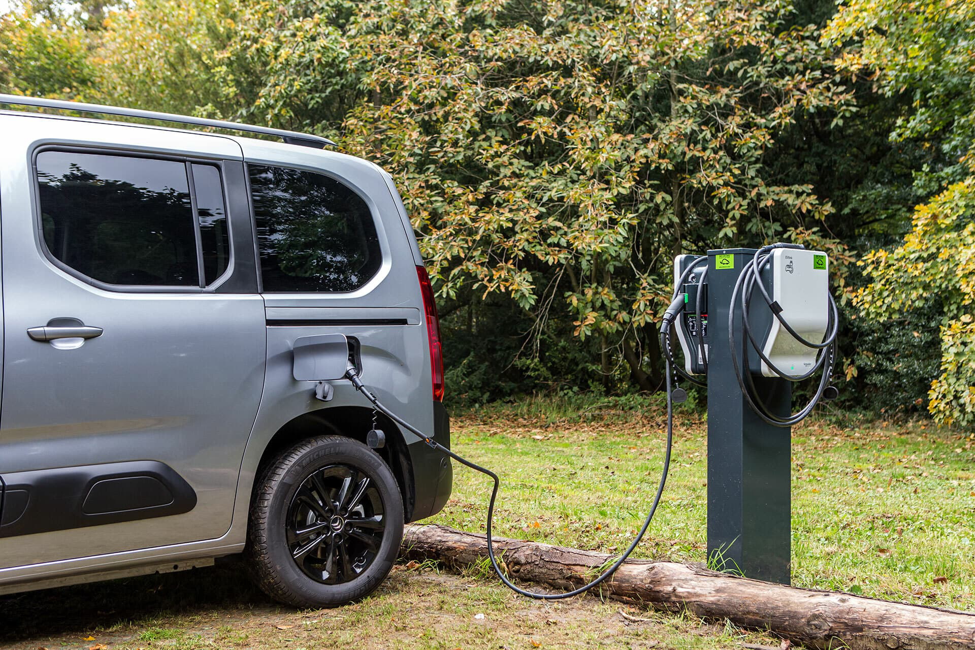 Citroën ë-Berlingo durante el proceso de carga eléctrica.