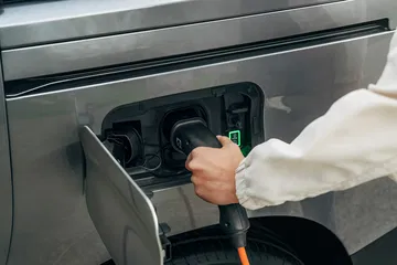 Proceso de carga del Citroën ë-Berlingo mostrando el conector y la toma de carga.