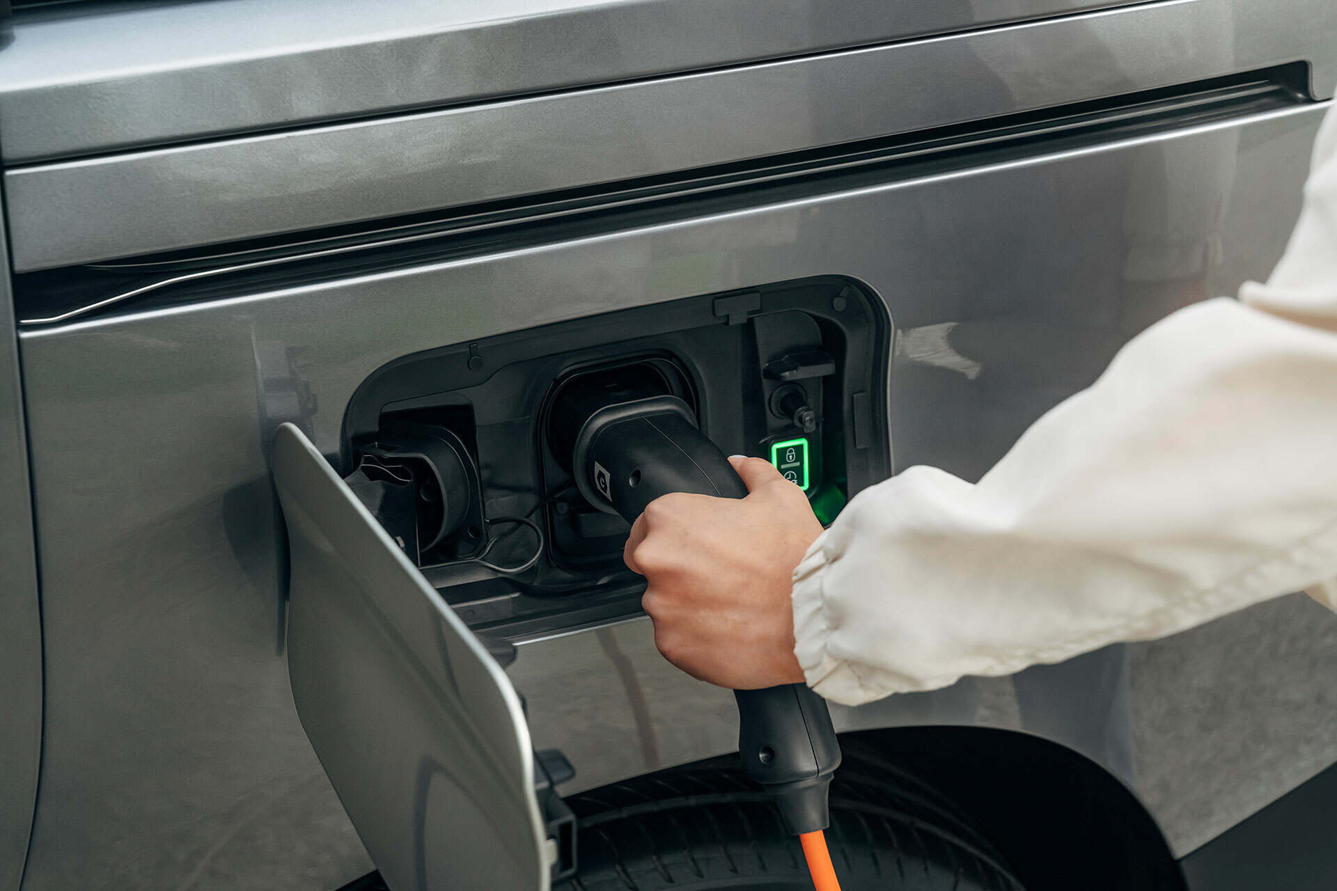 Proceso de carga del Citroën ë-Berlingo mostrando el conector y la toma de carga.